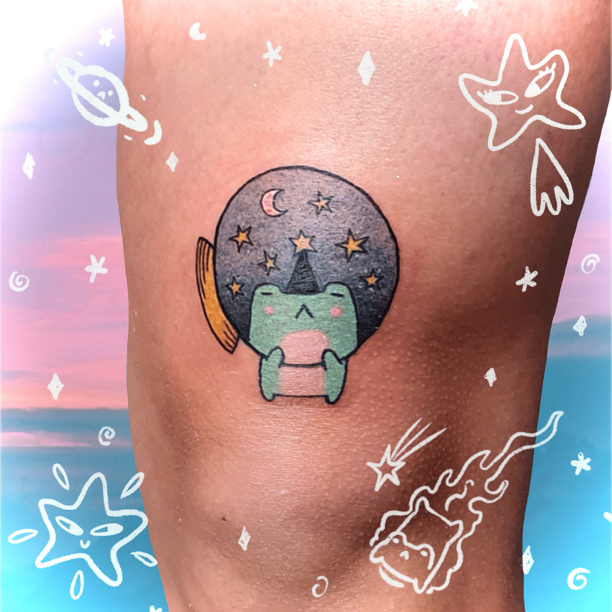 Photo tatouage d'une grenouille magicienne qui regarde à travers une boule de cristal